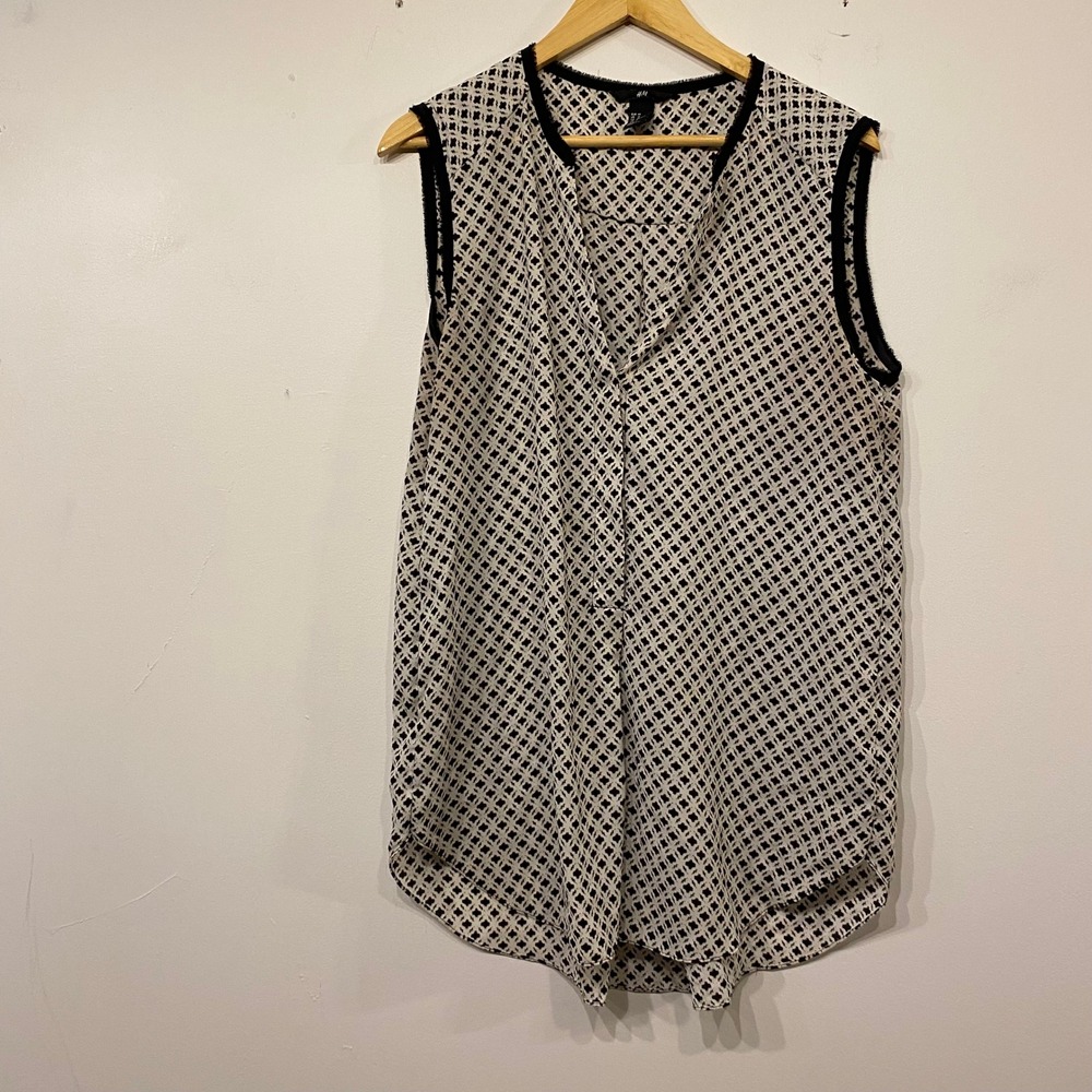 H&M Sleeveless V-Neck Blouse Black White Geometric Print Raw Edge Trim Size 14